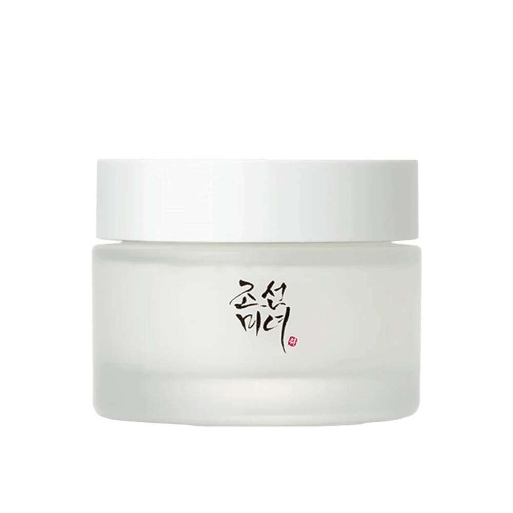 Bildet viser en krukke "Beauty of Joseon Dynasty Cream". Emballasjen er i frostet glass med et enkelt hvitt lokk, elegant dekorert med tradisjonell koreansk kalligrafi i svart. Produktet er ment å tilby næringsrik hudpleie inspirert av gamle koreanske skjønnhetsrutiner.