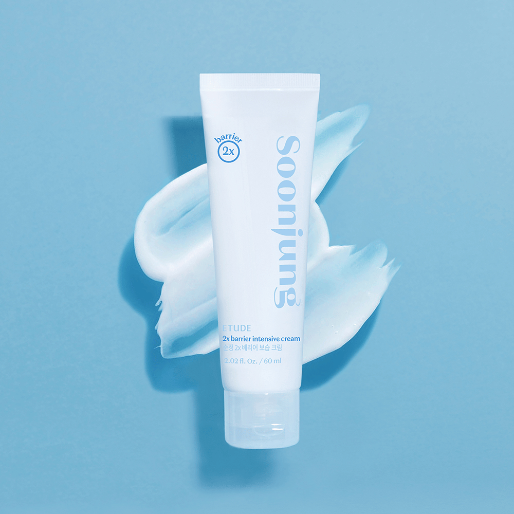 En tube med hvit krem som reparerer hudskader og fukter huden, nærmere bestemt ETUDE Soon Jung 2x Barrier Intensive Cream 60ml, på blå bakgrunn.