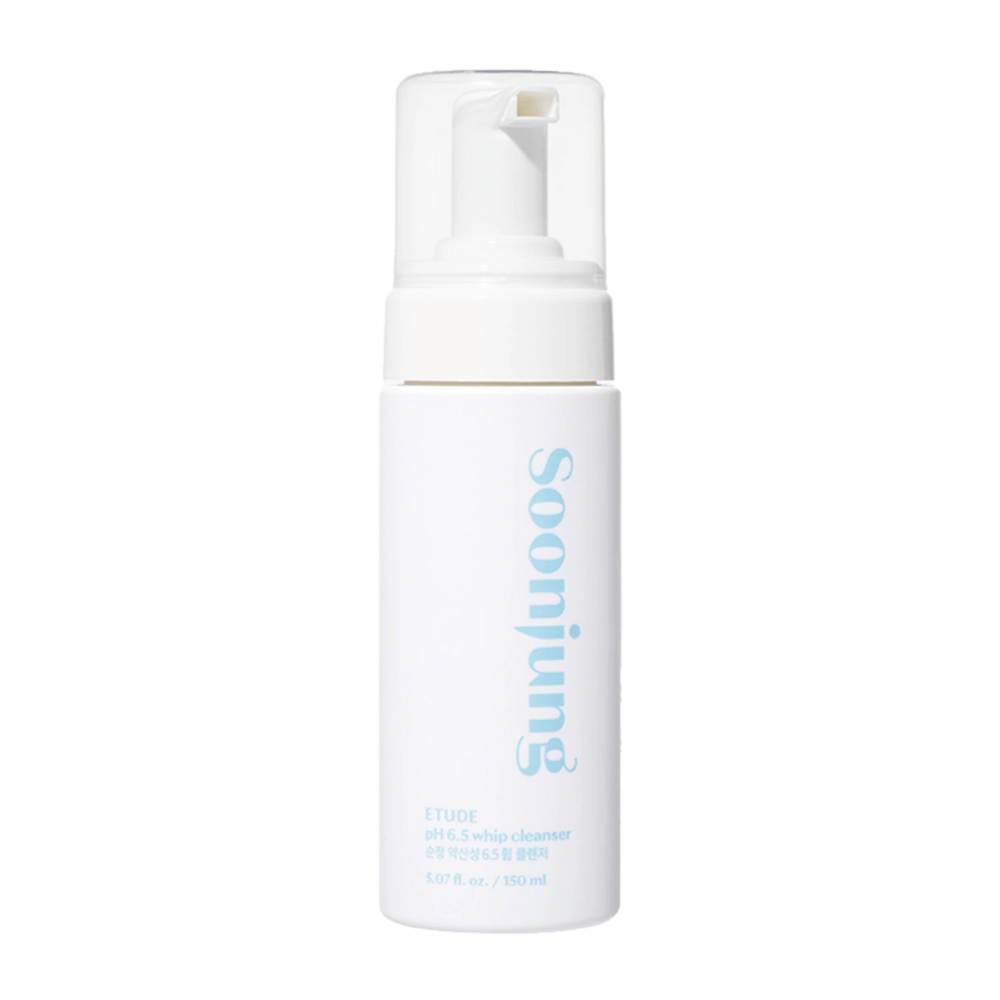 En hvit pumpeflaske med teksten "Soon Jung pH 6.5 Whip Cleanser" fra ETUDE, inneholder 5.07 oz. / 150 ml. Designet er enkelt og moderne med en ren hvit bakgrunn.