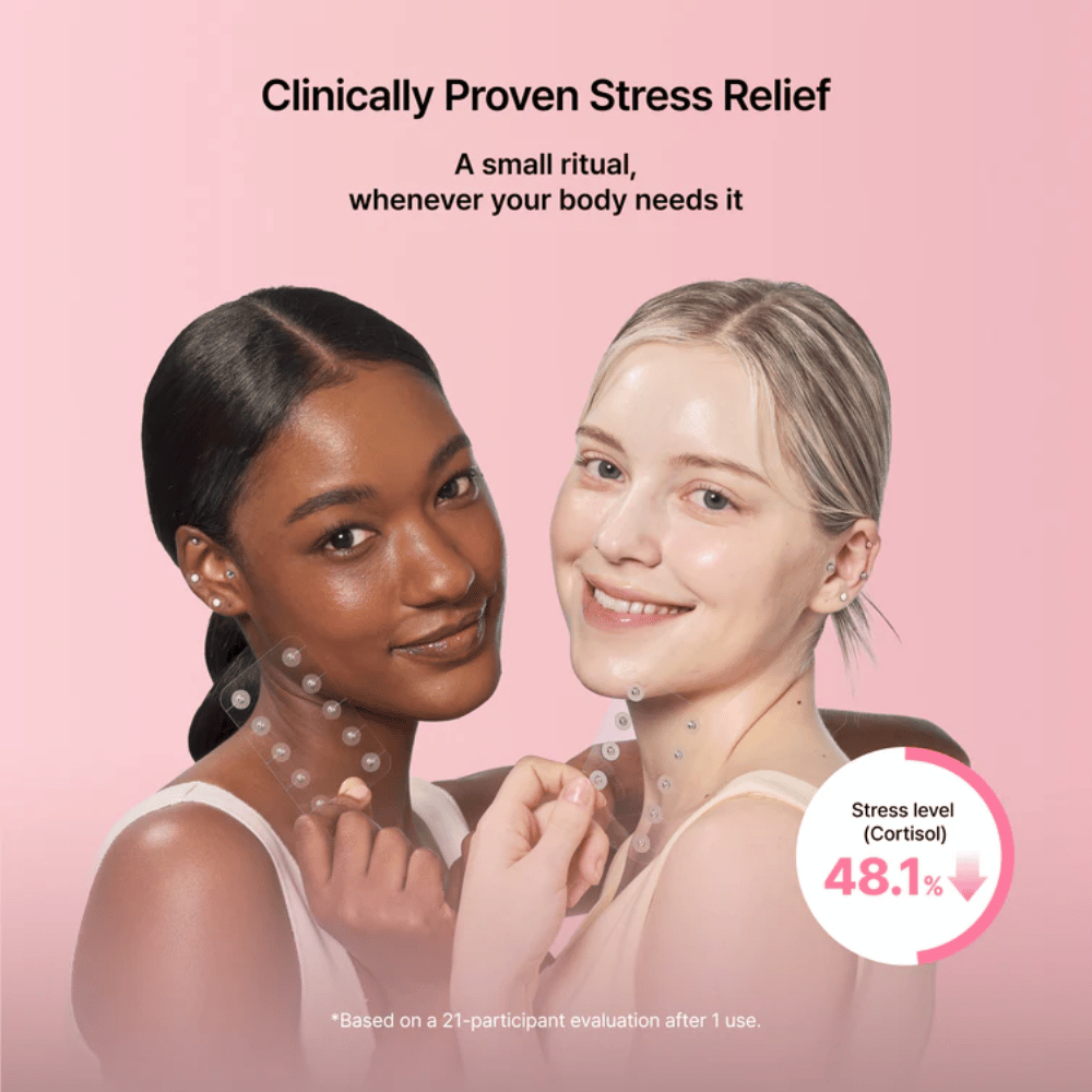 To modeller viser bruk av RETURNITY Ear Therapy Acupressure Patch. Bildet fremhever klinisk evaluerte resultater knyttet til stressreduksjon og velvære.