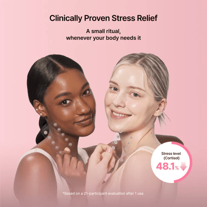 To modeller viser bruk av RETURNITY Ear Therapy Acupressure Patch. Bildet fremhever klinisk evaluerte resultater knyttet til stressreduksjon og velvære.
