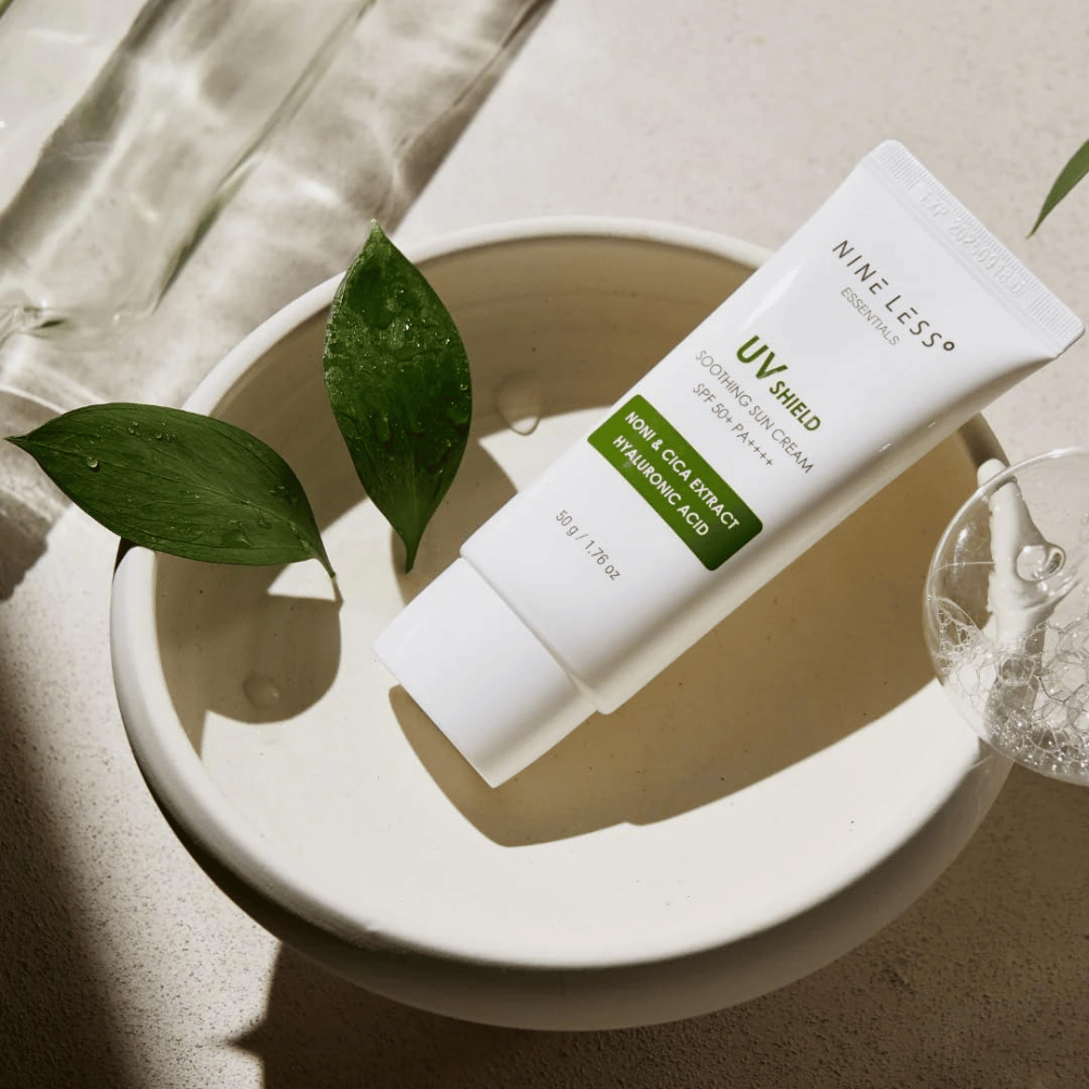 NINE LESS Essentials UV Shield Soothing Sun Cream SPF 50+ PA++++ med beroligende noni- og cicaekstrakt samt hyaluronsyre for daglig solbeskyttelse og fuktighet.