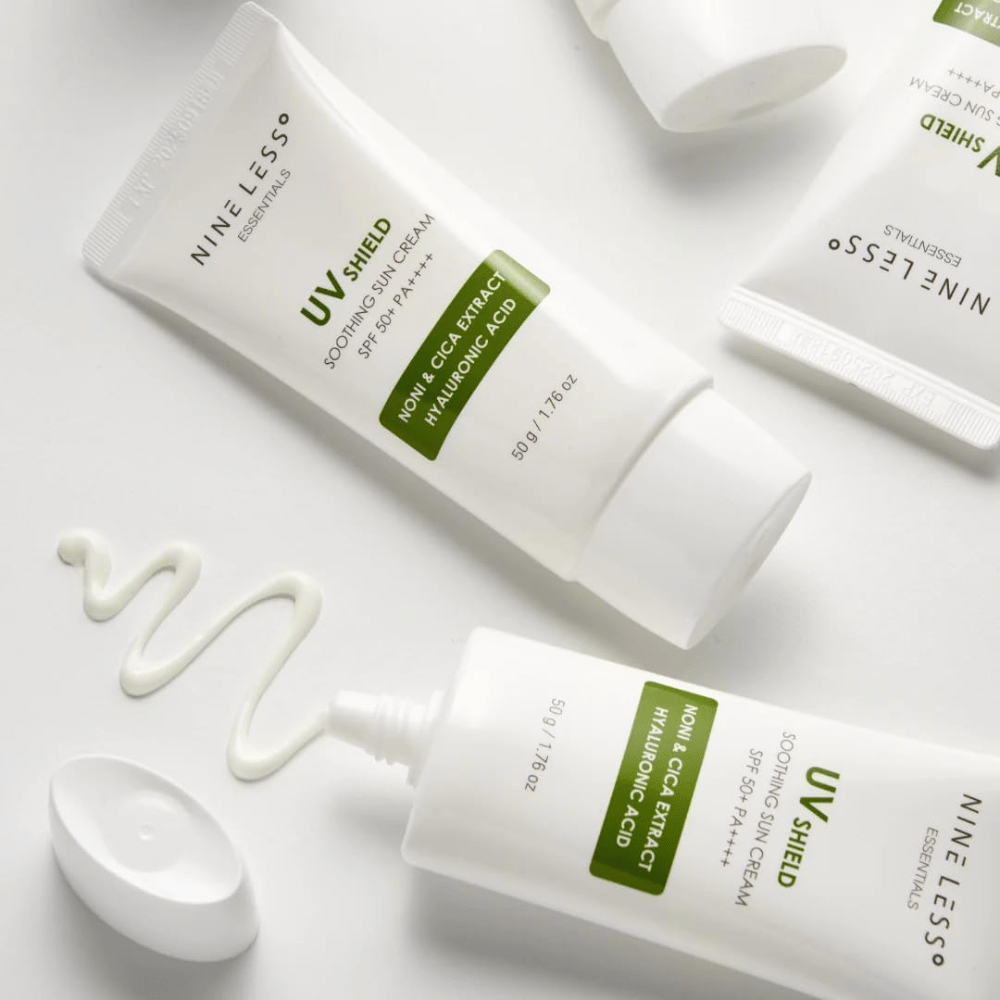 NINE LESS Essentials UV Shield Soothing Sun Cream SPF 50+ PA++++ med noni, cica og hyaluronsyre som fukter og beskytter huden mot UVA- og UVB-stråler.
