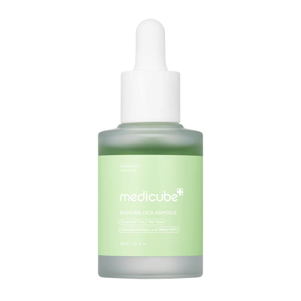 Nærbilde av Medicube Exosome Cica Ampoule i frostet glass med grønn etikett og pipettekork.