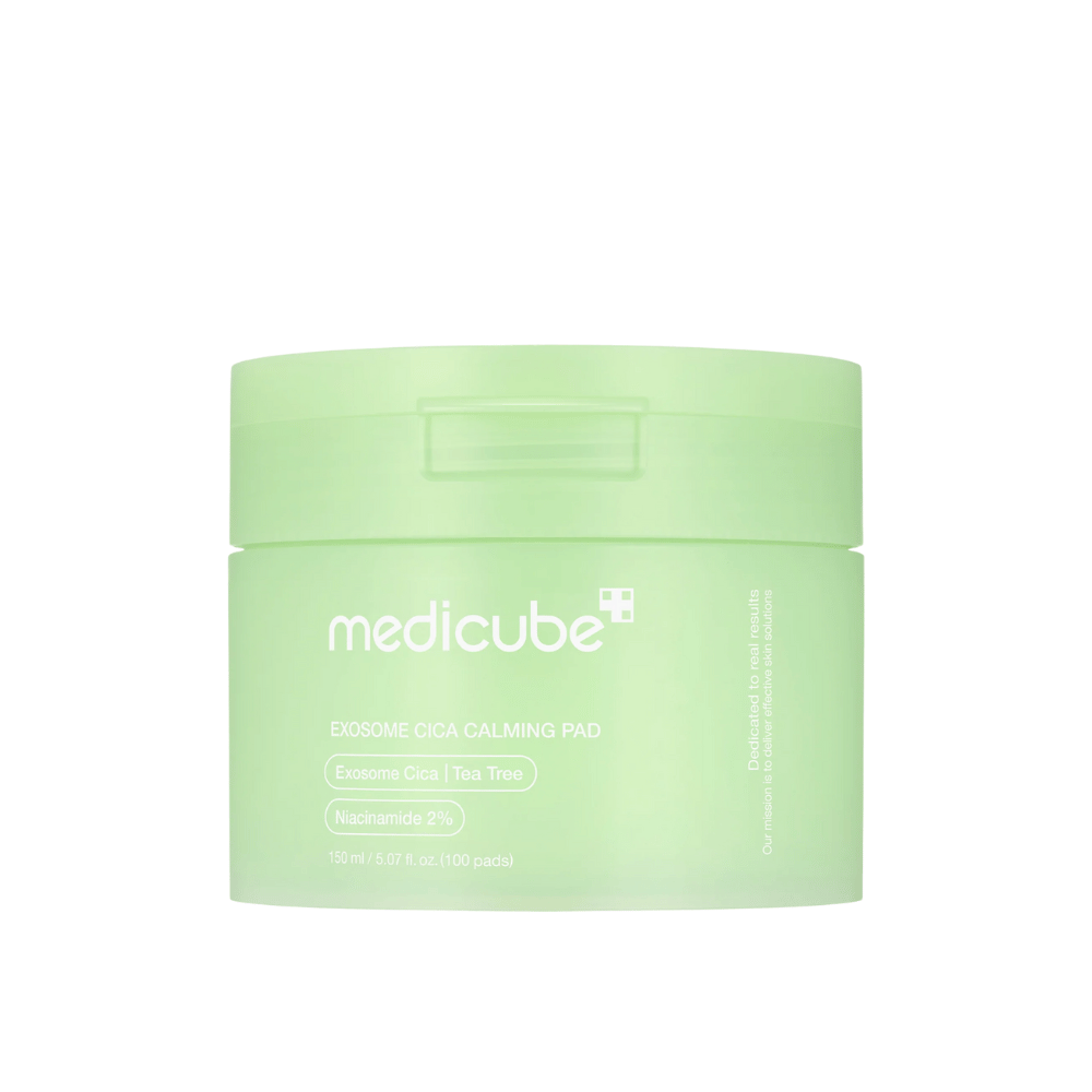 Nærbilde av Medicube Exosome Cica Calming Pads i lysegrønn boks, 150 ml/100 pads for beroligende og fuktgivende hudpleie.