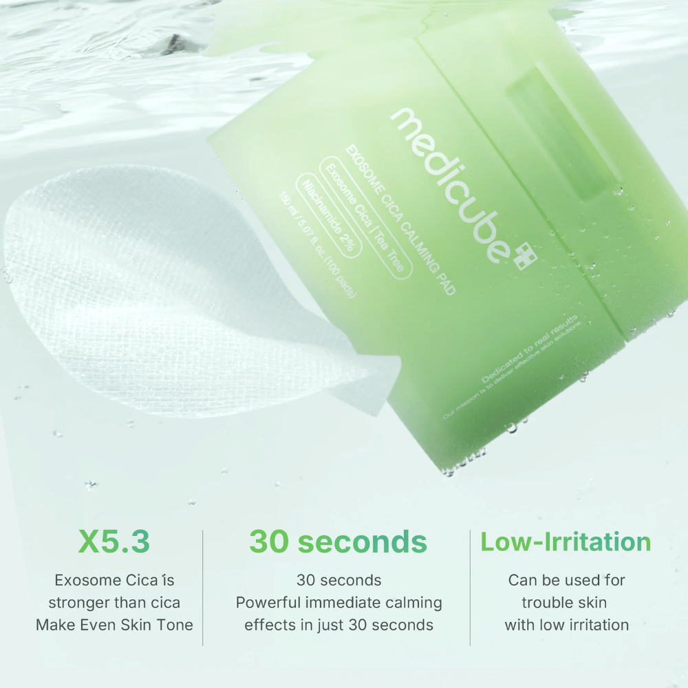 Medicube Exosome Cica Calming Pads under vann, med Fordeler: 5,3x sterkere enn cica, effekt på 30 sekunder, lav irritasjon.