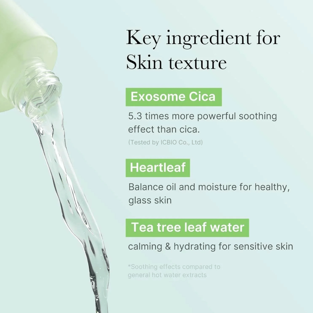 Nærbilde av flaske som holdes, fremhever ingredienser i Medicube Exosome Cica Toner: Exosome Cica, Heartleaf og Tea Tree Leaf Water for hudbalanse og beroligende effekt.