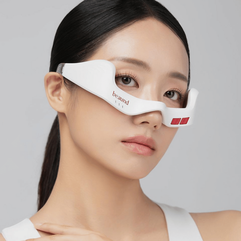 Nærbilde av modell som bærer Beaund Eye Rejuv for å fremheve ergonomisk passform og stilrent design rundt øyeområdet.