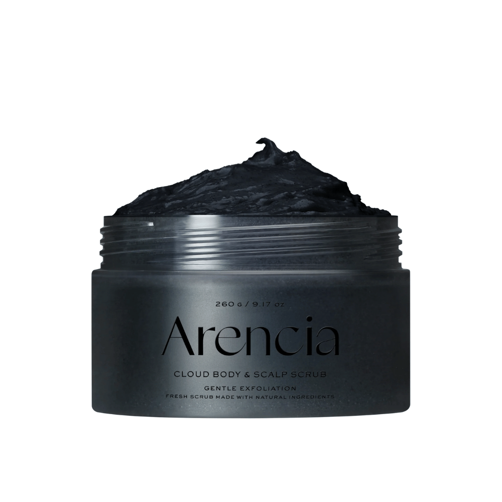 Arencia Cloud Body & Scalp Scrub med svart eksfolierende tekstur i åpen krukke, kroppsskrubb og hodebunnsskrubb som skånsomt eksfolierer og renser.