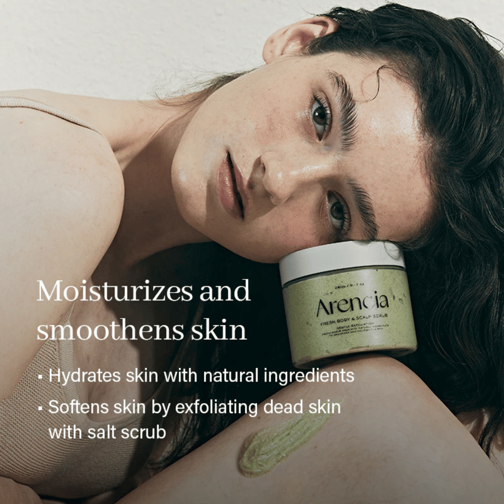 Modell hviler med Arencia Fresh Cloud Body & Scalp Scrub. Fuktighetsgivende kroppsskrubb som mykgjør huden og eksfolierer skånsomt for et jevnere resultat.