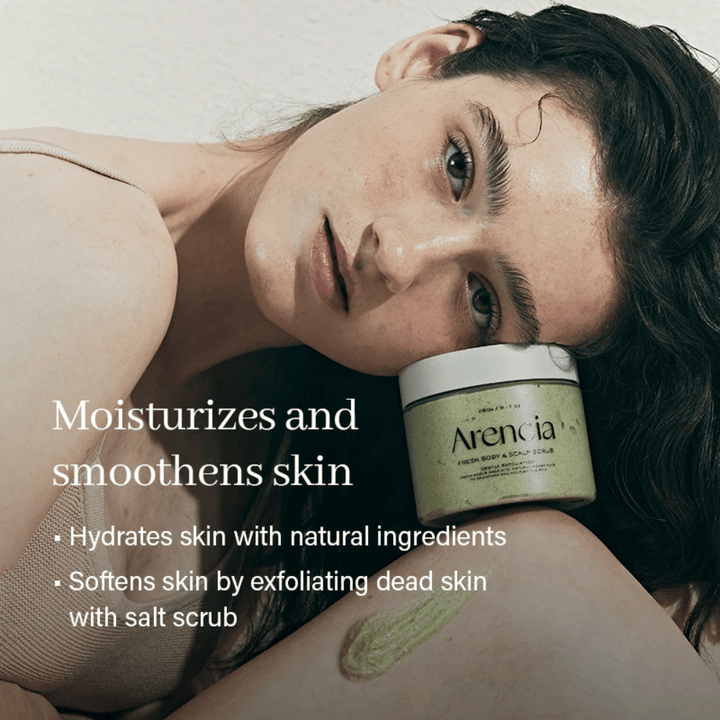 Modell hviler med Arencia Fresh Cloud Body & Scalp Scrub. Fuktighetsgivende kroppsskrubb som mykgjør huden og forbedrer hudens struktur ved regelmessig bruk.