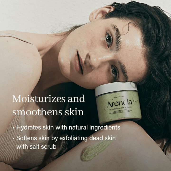 Modell hviler med Arencia Fresh Cloud Body & Scalp Scrub. Fuktighetsgivende kroppsskrubb som mykgjør huden og gir et jevnere hudresultat.