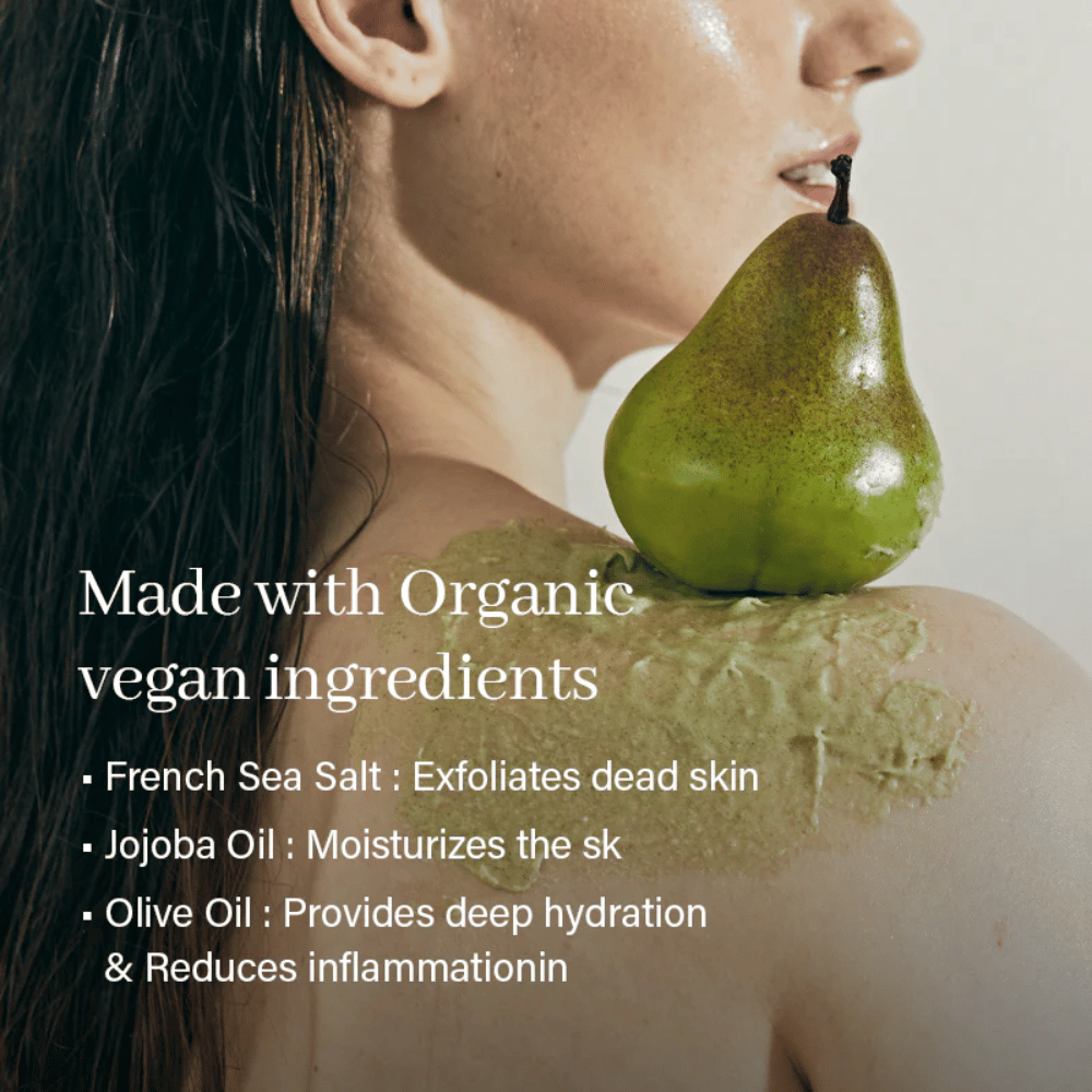 Modell med kroppsskrubb påført på skulder og rygg, Arencia body scrub med naturlige ingredienser og fruktekstrakter.