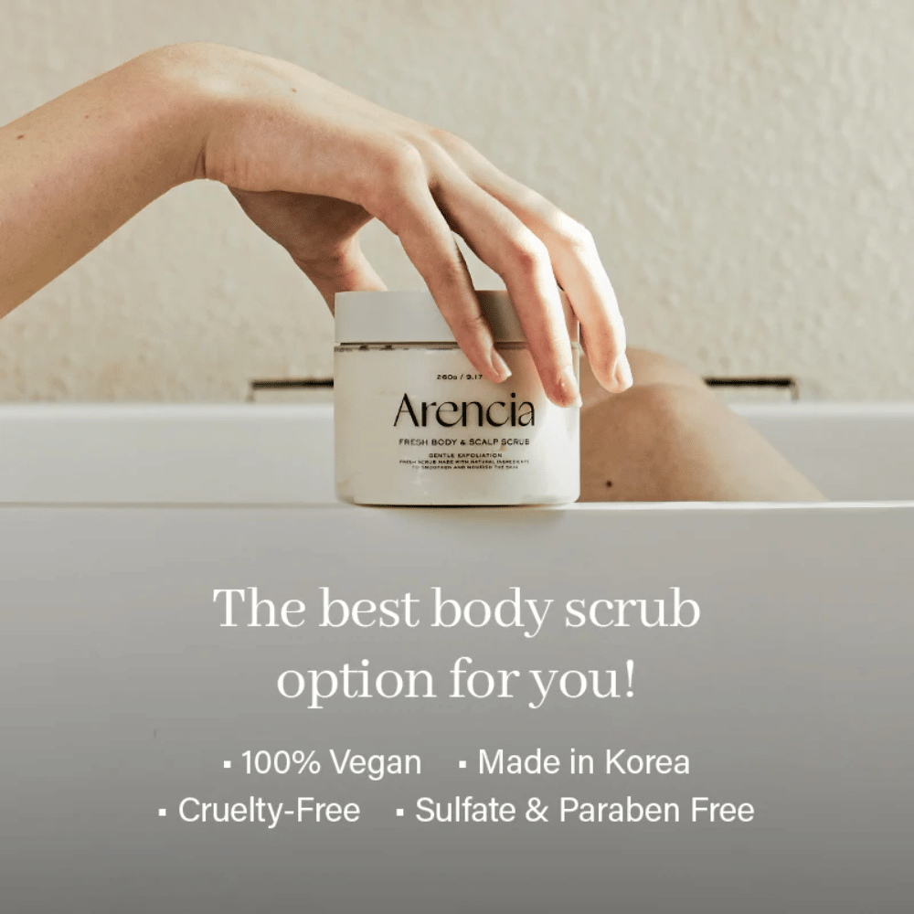Arencia Fresh Cloud Body & Scalp Scrub ved badekar. Vegansk kroppsskrubb som eksfolierer døde hudceller, renser huden og etterlater den myk og fuktet.