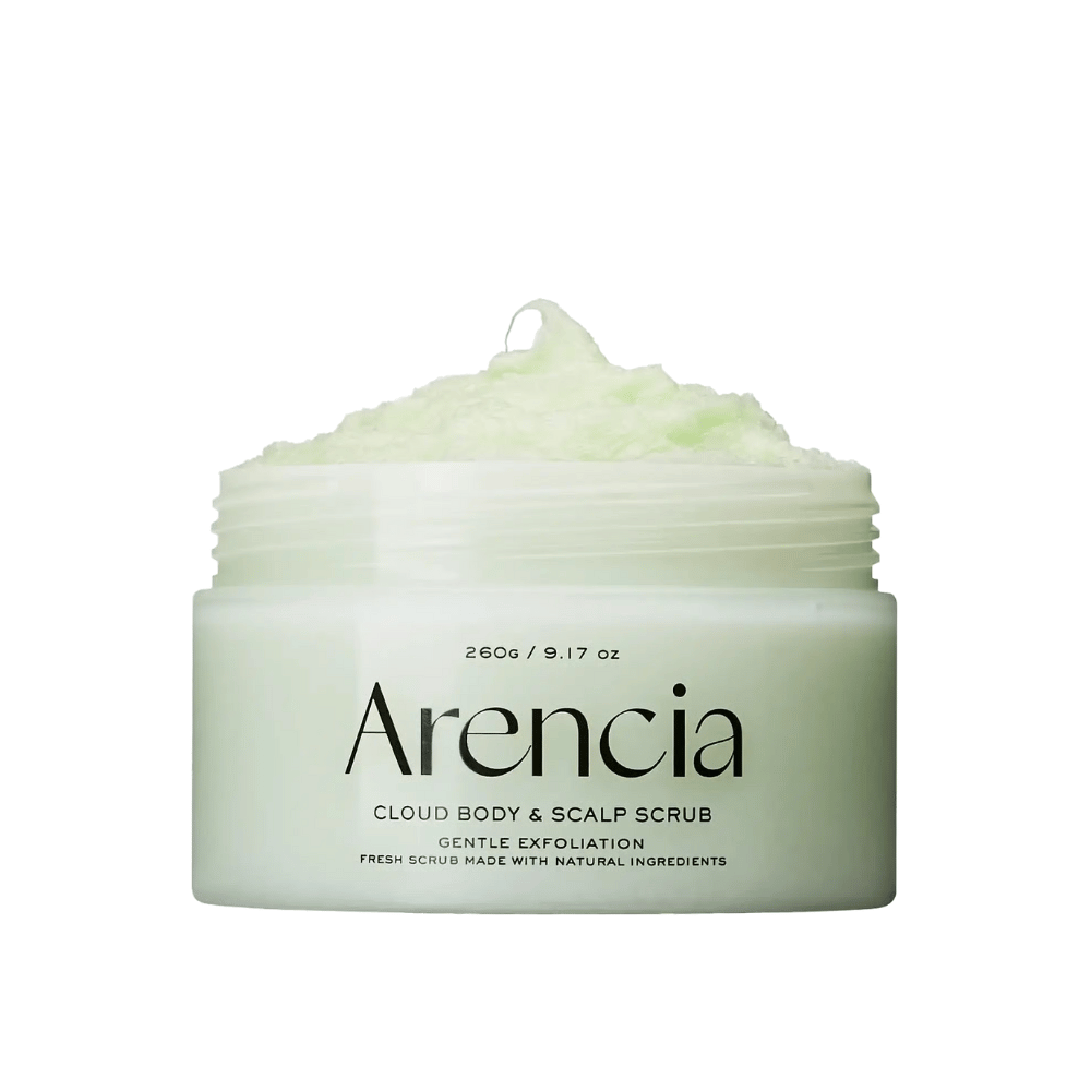 Arencia Fresh Cloud Body & Scalp Scrub i åpen krukke på hvit bakgrunn. Kremet kroppsskrubb som eksfolierer skånsomt, fukter huden og gir en myk, frisk følelse.