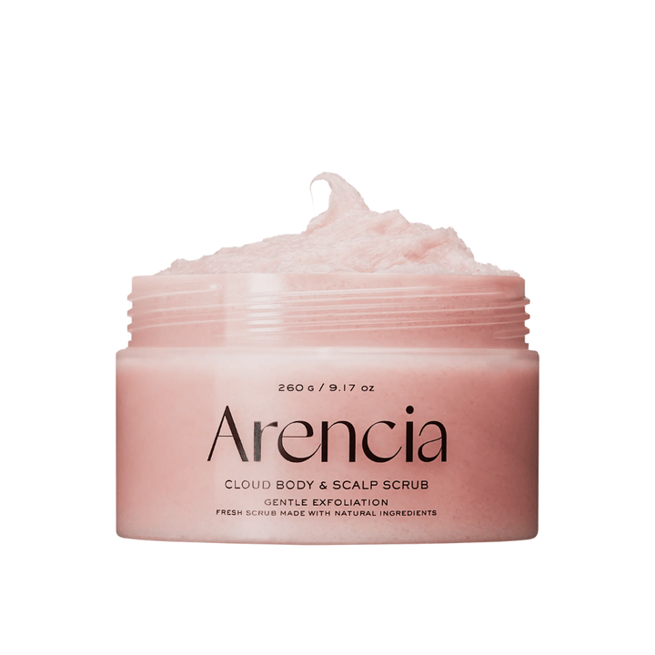 Arencia Fresh Cloud Scrub Lavender & Pear i åpen krukke på hvit bakgrunn. Kremet kroppsskrubb og skalpskrubb som eksfolierer skånsomt og etterlater huden myk og fuktet.