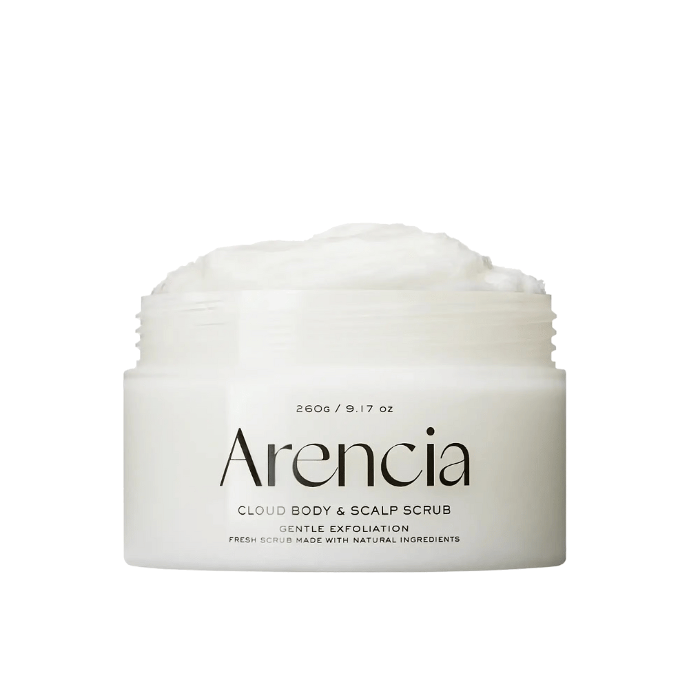 Arencia Fresh Cloud Scrub White Tea & Neroli i åpen krukke på hvit bakgrunn. Kremet kroppsskrubb og skalpskrubb som eksfolierer skånsomt og gir myk, fuktet hud.