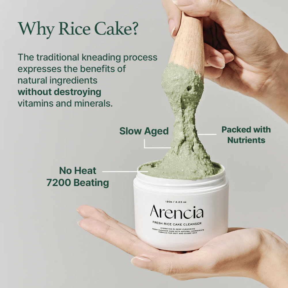 Arencia Fresh Rice Cake Cleanser i krukke løftes opp med en spatel, viser grønn, seig tekstur. Tekst i bildet forklarer fordeler som "Slow Aged", "Packed with Nutrients" og "No Heat 7200 Beating".