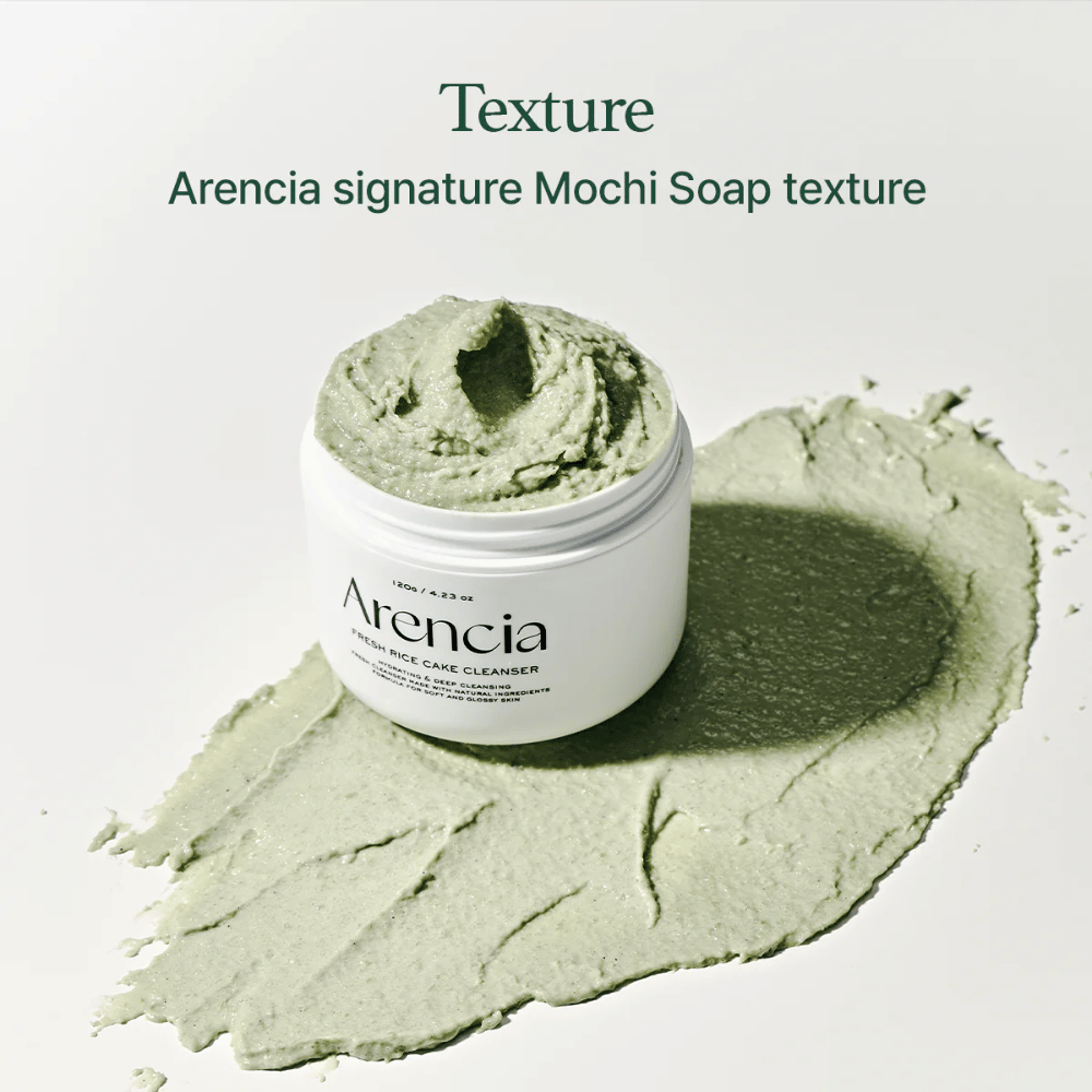 Arencia Fresh Rice Cake Cleanser i åpen krukke med kremaktig grønn mochi-lignende tekstur spredt rundt krukken på en hvit overflate.