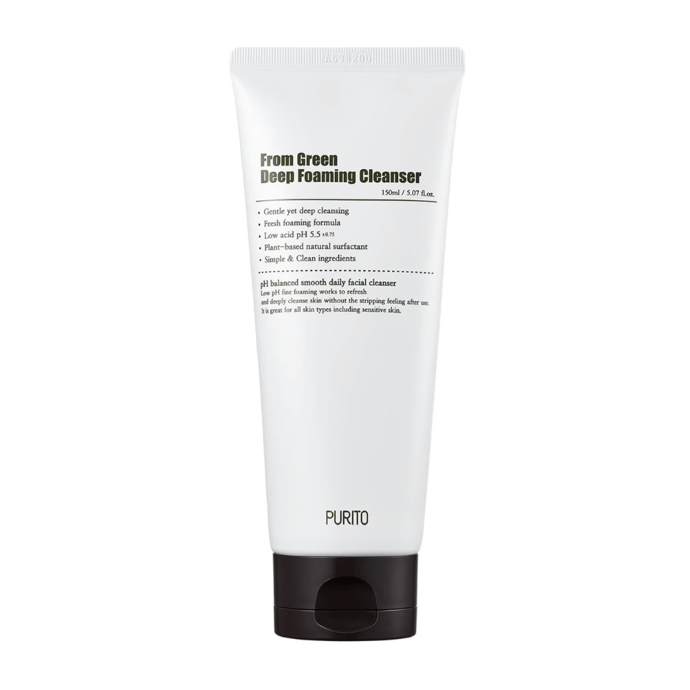 Purito From Green Deep Foaming Cleanser er en dyprensende ansiktsvask med en skånsom formel basert på plantebaserte tensider. Dens lave pH-verdi på 5.5 bidrar til å opprettholde hudens naturlige balanse, noe som gjør den ideell for alle hudtyper, inkludert sensitiv hud.
