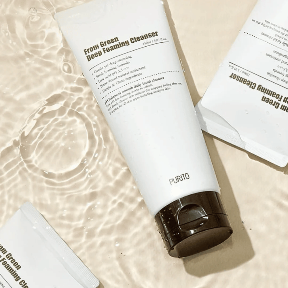 Purito From Green Deep Foaming Cleanser er en mild men effektiv rens med pH-verdi på 5.5 som renser i dybden uten å irritere huden. Den skummer lett og etterlater huden ren, fuktet og myk, noe som gjør den perfekt for daglig bruk.