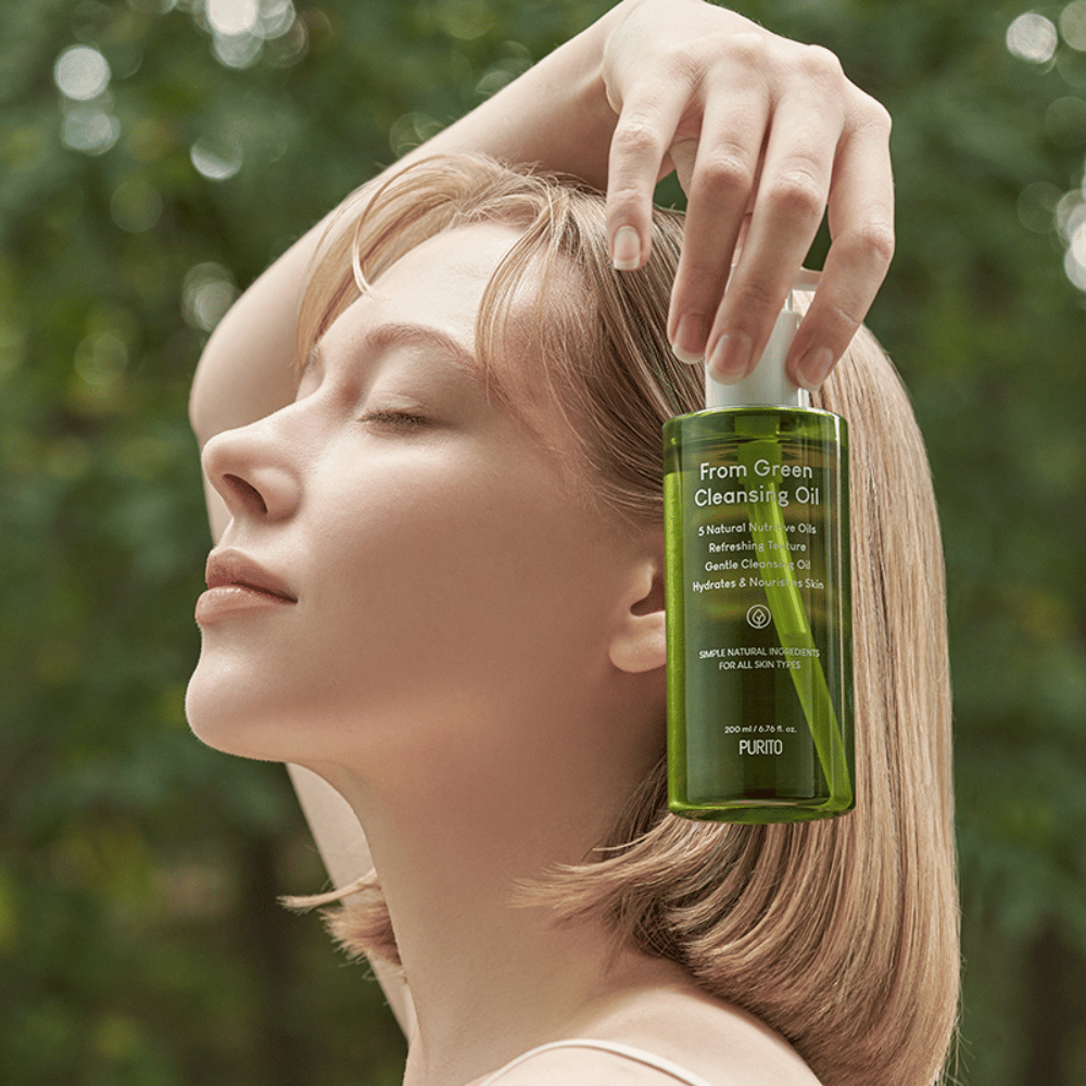 Purito From Green Cleansing Oil er perfekt for daglig bruk og passer alle hudtyper, også sensitiv hud. Med fem naturlige næringsrike oljer renser den huden i dybden uten å etterlate en fet følelse, samtidig som den fukter og pleier.