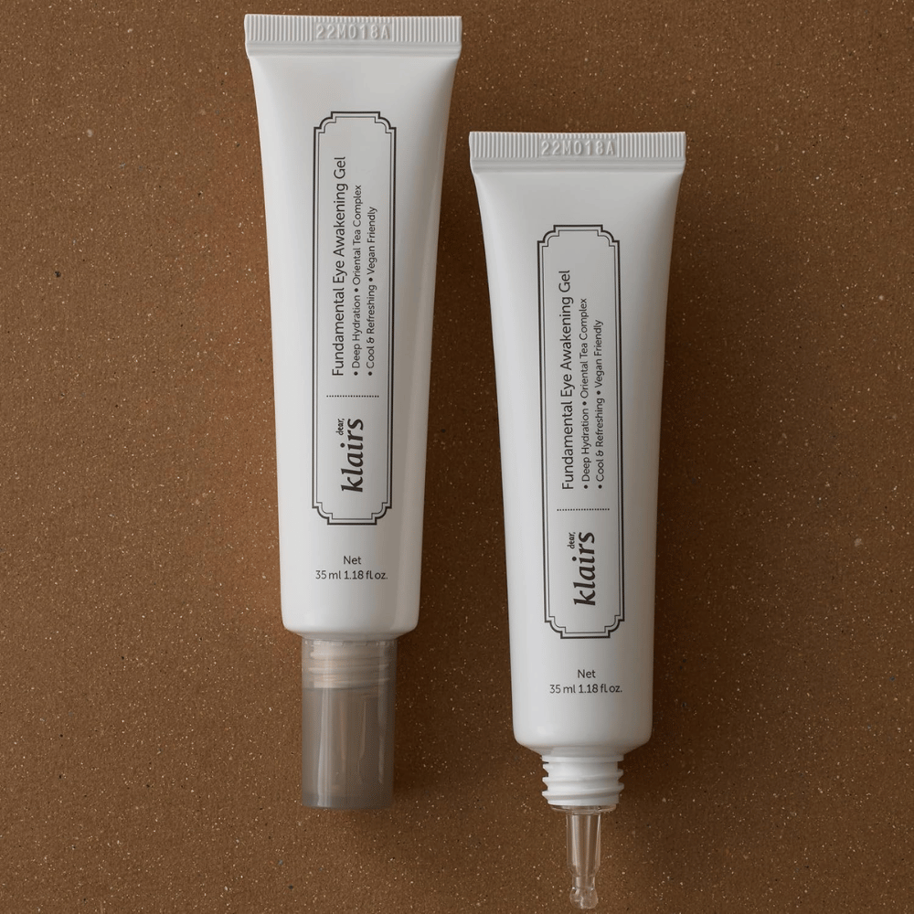 Produktbilde som viser Klairs Fundamental Eye Awakening Gel i to varianter – en lukket tube og en åpen tube som fremhever den smale applikatorspissen. Emballasjen har et minimalistisk hvitt design og løfter frem produktets fokus på fuktighet, svalende følelse og oppfriskende pleie for øyeområdet.