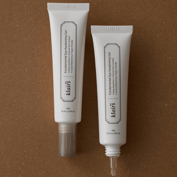 Produktbilde som viser Klairs Fundamental Eye Awakening Gel i to varianter – en lukket tube og en åpen tube som fremhever den smale applikatorspissen. Emballasjen har et minimalistisk hvitt design og løfter frem produktets fokus på fuktighet, svalende følelse og oppfriskende pleie for øyeområdet.