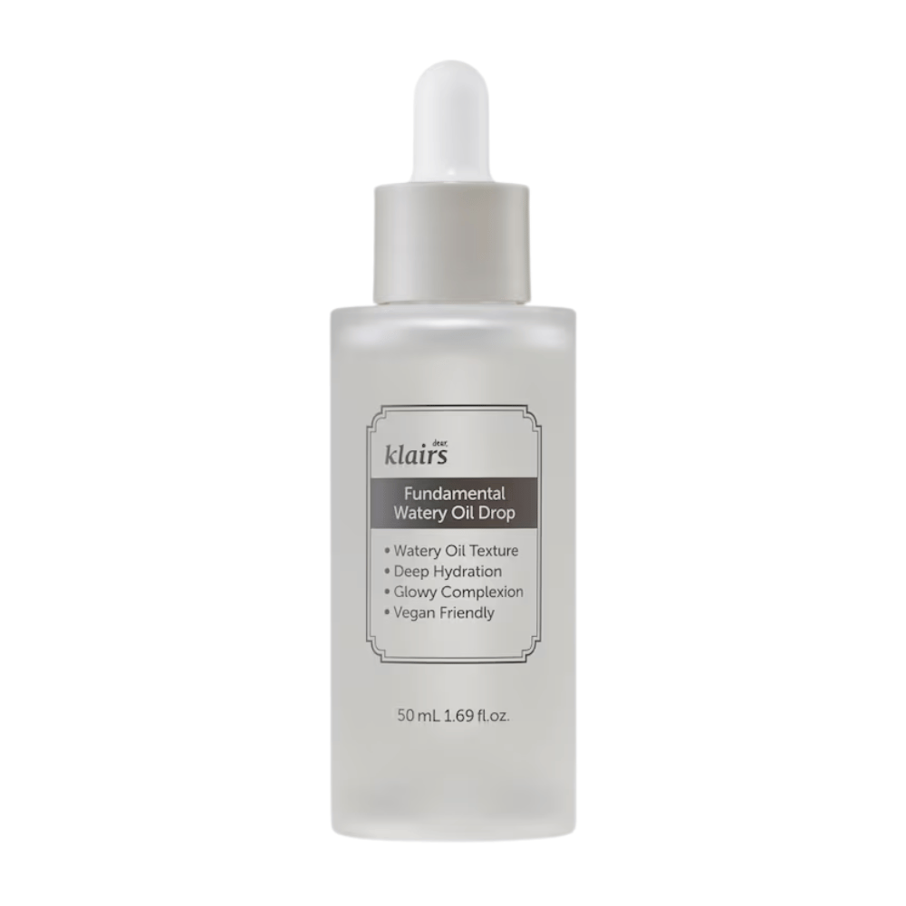 Transparent flaske med pipette inneholdende Klairs Fundamental Watery Oil Drop, 50 ml. Etiketten beskriver produktets egenskaper som dyp fuktighet, glødgivende effekt og vegansk formulering.