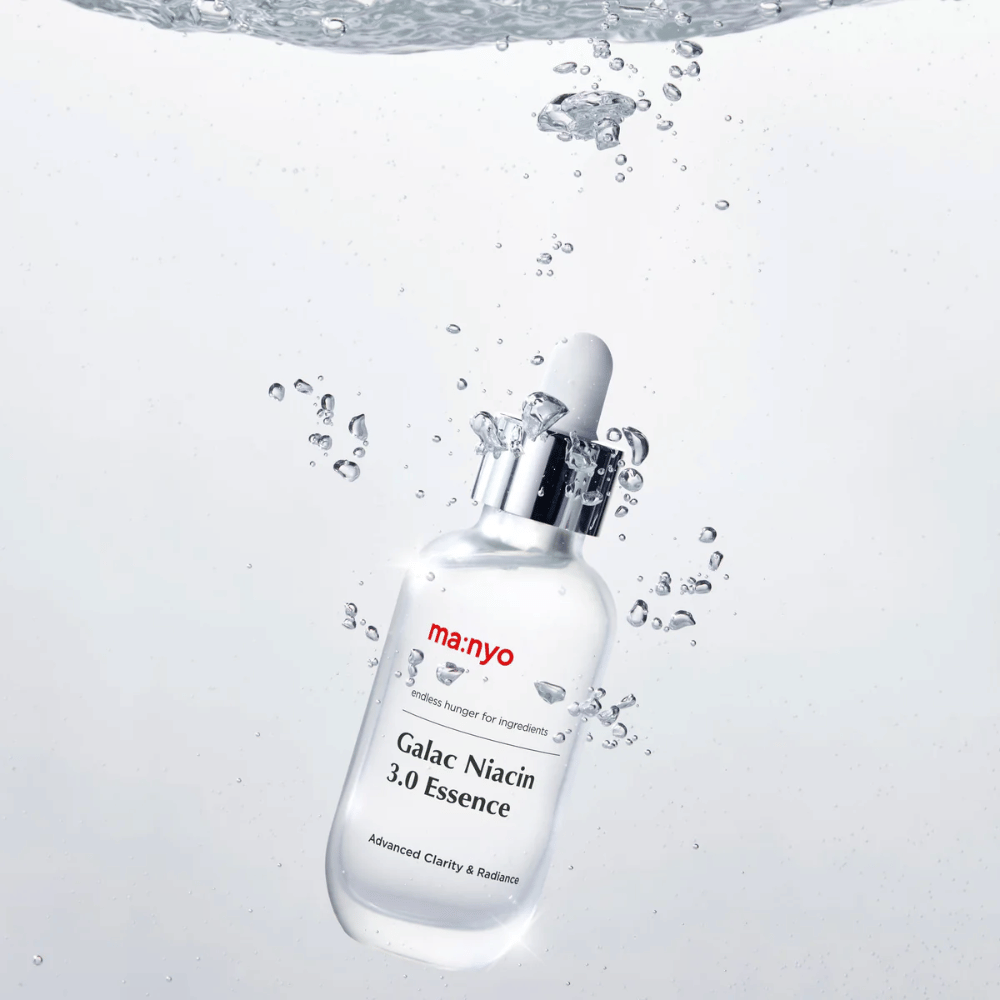 Ma:nyo Galac Niacin 3.0 Essence under vann – symbol for dens fuktighetsgivende og friske formel som gjenoppretter hudens balanse og glød.