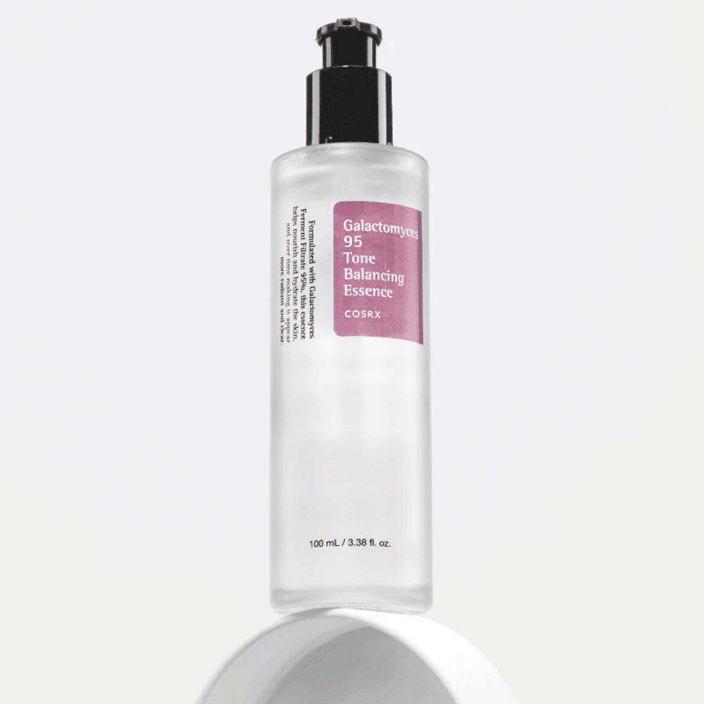 Flaske med COSRX Galactomyces 95 Tone Balancing Essence stående på hvit bakgrunn. Essensen fukter og styrker hudbarrieren med 95 % fermentert filtrat.