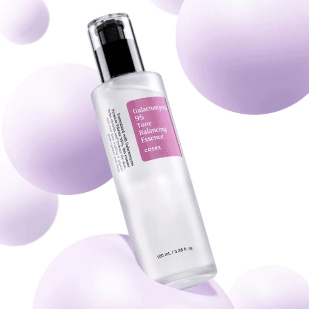 COSRX Galactomyces 95 Tone Balancing Essence i gjennomsiktig flaske med lilla etikett. Essensen gir glød, balanserer hudtonen og forbedrer hudens struktur.