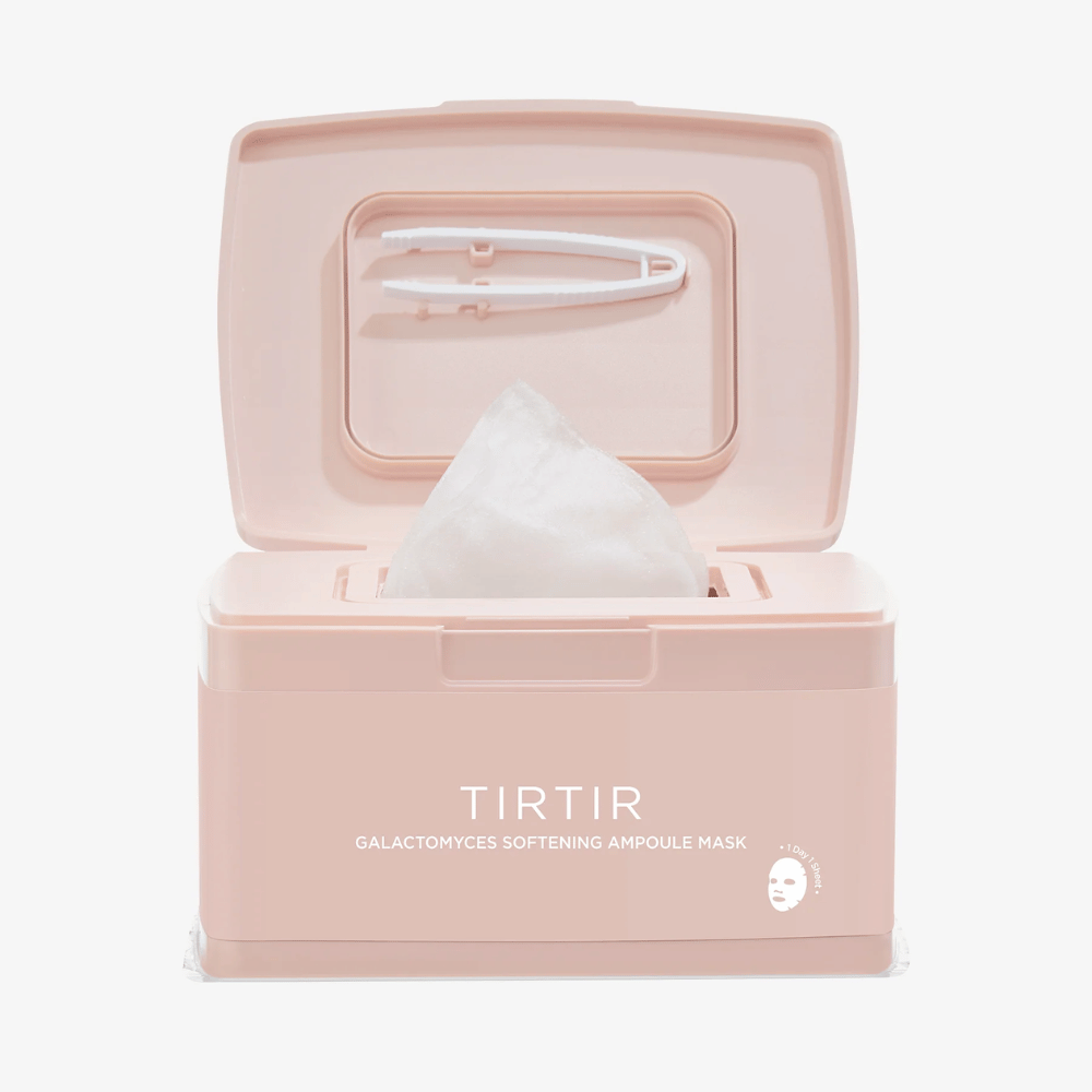 Rosa emballasje med åpent lokk som viser en hevet Sheet mask og medfølgende pinsett festet på innsiden av lokket, merket med teksten "TIRTIR GALACTOMYCES SOFTENING AMPOULE MASK".