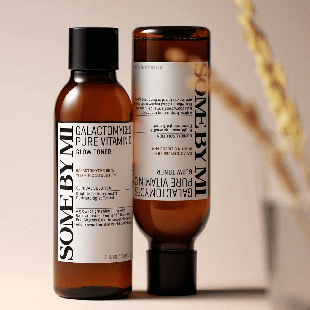 Bilde av SOME BY MI Galactomyces Pure Vitamin C Glow Toner. Flaskene er i en stilren design med brune toner og svart lokk. Produktet inneholder 88% galactomyces og 10 000 ppm vitamin C, noe som lover å forbedre hudens glød og gi en friskere hudtone.
