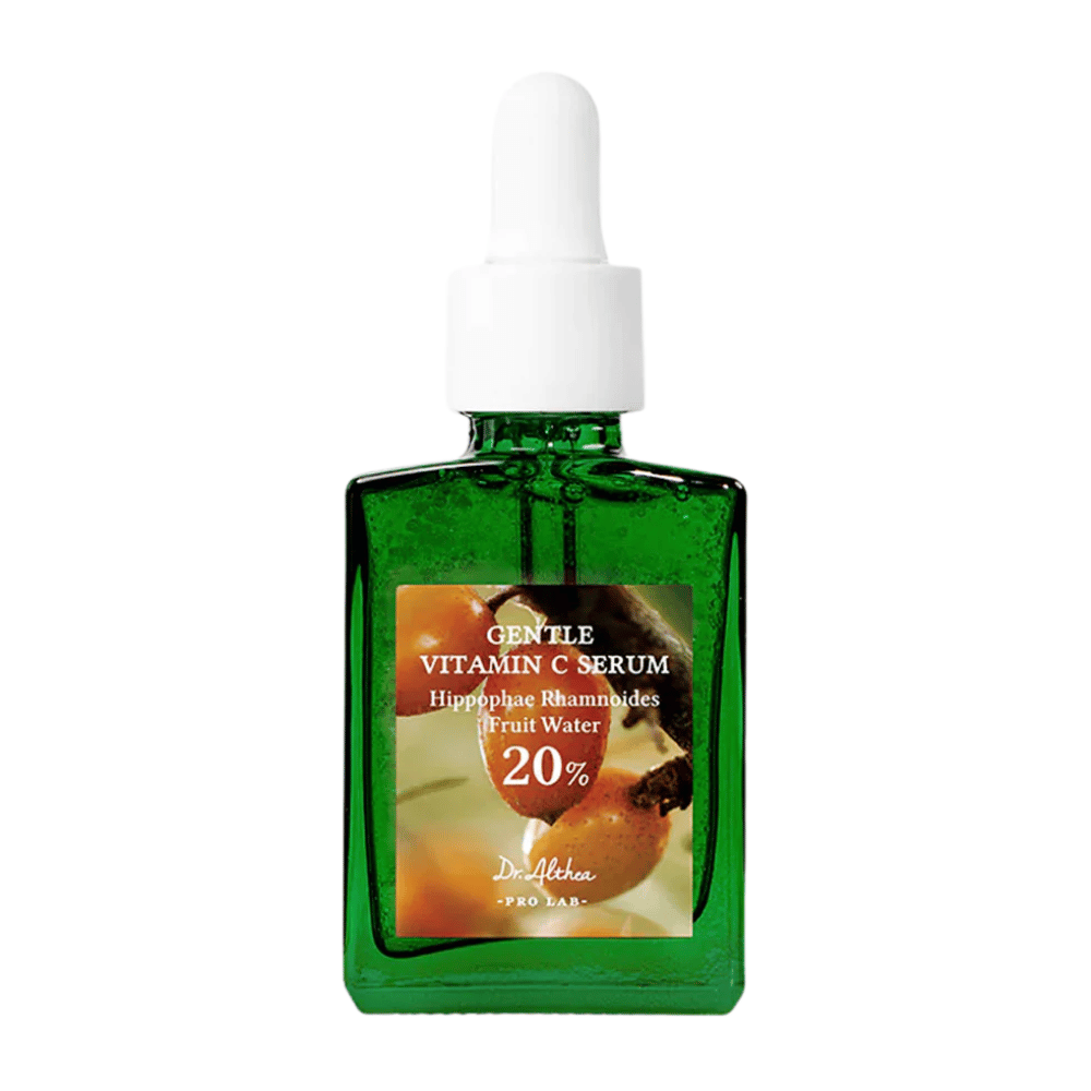 Dr.Althea Gentle Vitamin C Serum inneholder 20% C-vitamin og tindvedvann som fukter og lysner opp huden. Den reduserer pigmentering og beskytter mot frie radikaler, noe som gir en jevnere og strålende hudtone.