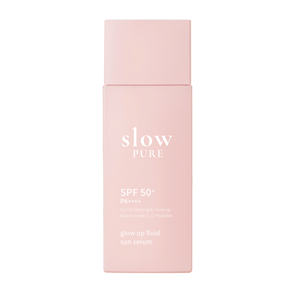 Slow Pure Glow Up Fluid Sun Serum SPF 50+ PA++++ i rosa flaske med solbeskyttende og glødgivende formel.
