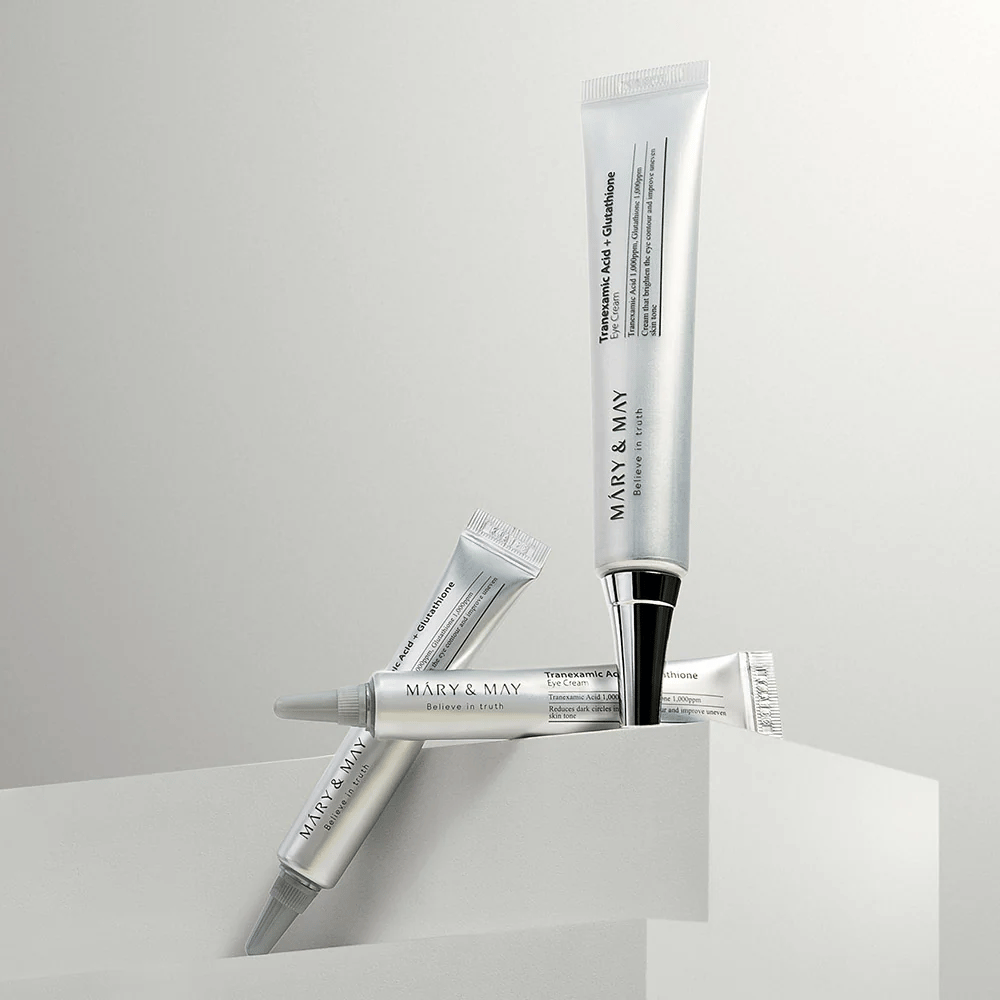 Mary&May Tranexamic Acid + Glutathione Eye Cream oppstilt i studio, koreansk øyekrem som kombinerer traneksamsyre og glutathione for et klarere blikk.