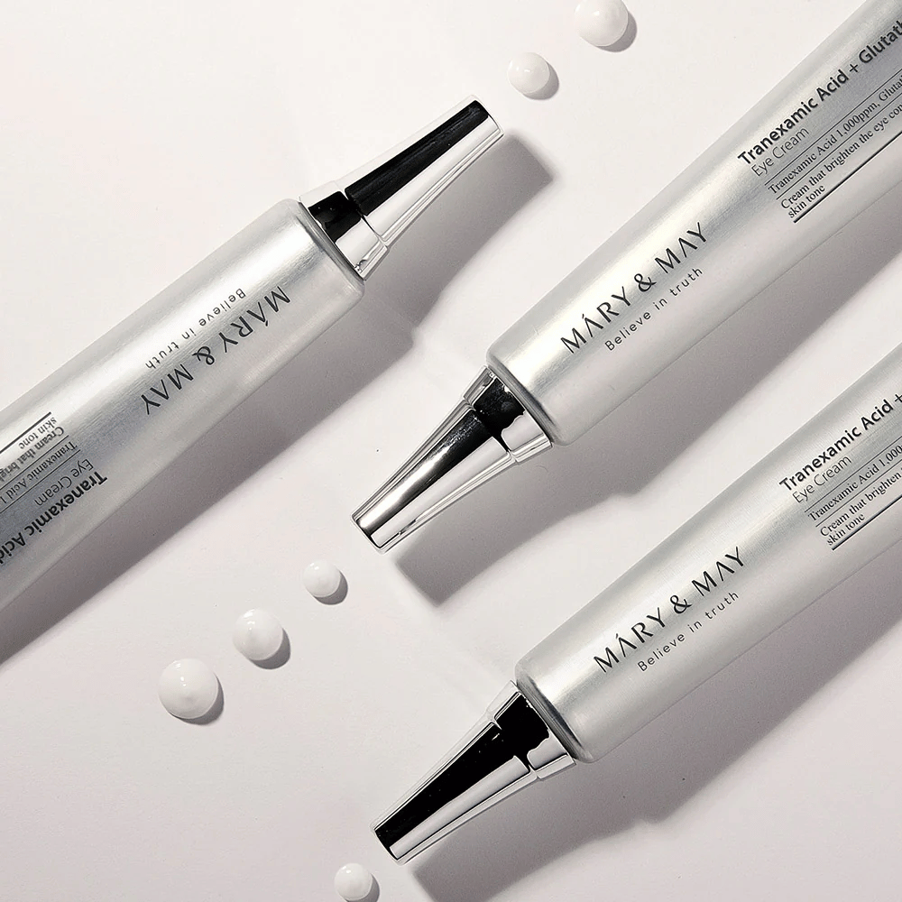 Stylet produktbilde av Mary&May Tranexamic Acid + Glutathione Eye Cream som viser kremens konsistens og fokus på lysnende øyepleie.