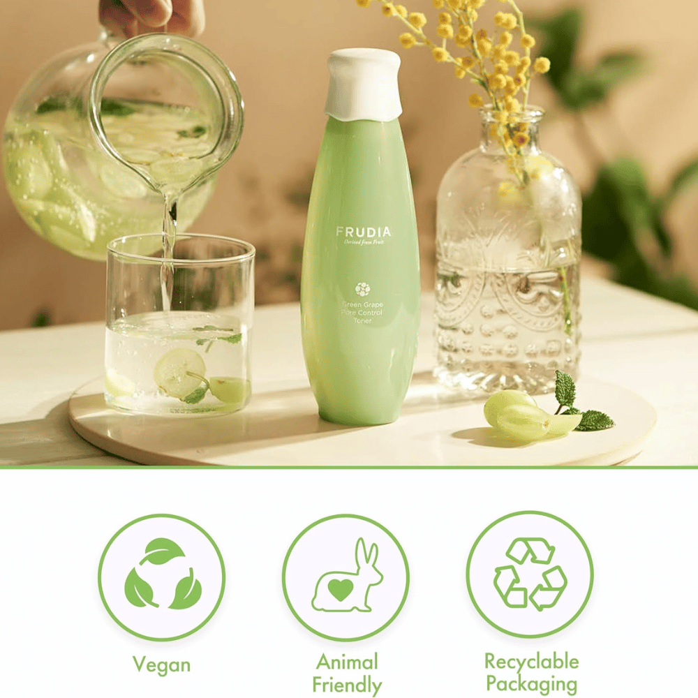 Frudia Green Grape Pore Control Toner i et naturlig miljø med grønne druer og vann som symboliserer frisk porepleie, fuktighet og balansert hud med vegansk koreansk hudpleie.