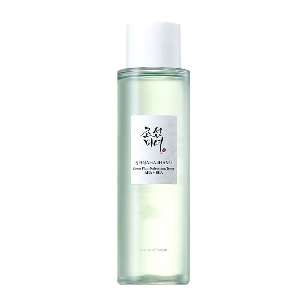 Flasken med "Green Plum Refreshing Toner" AHA + BHA har en elegant design med en hvit kork og gjennomsiktig kropp som viser den grønne væsken inni. Etiketten har en stilren svart og rød tekst, noe som gir en frisk og moderne følelse.