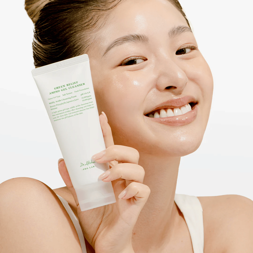 Kvinne med strålende hud holder opp Dr. Althea Green Relief Amino Gel Cleanser – vegansk rengjøring for sensitiv og irritert hud.