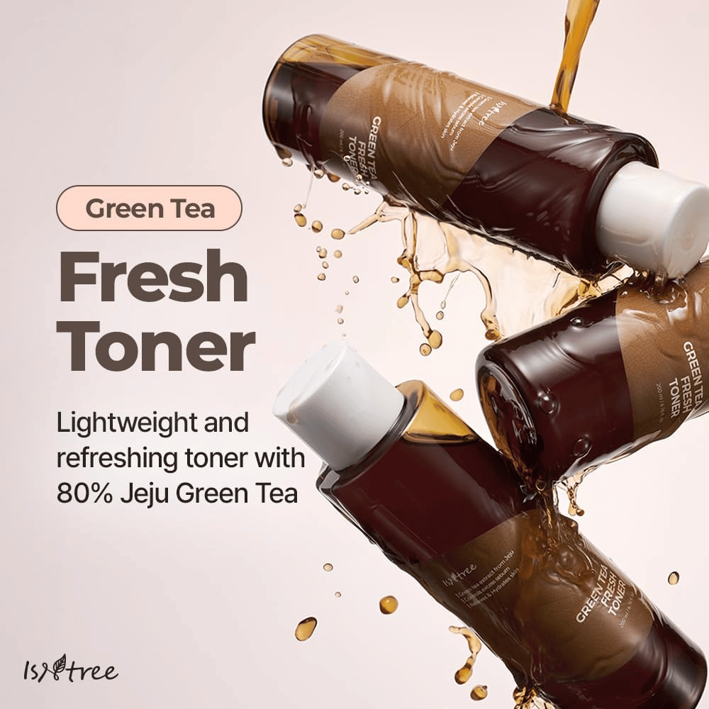 Flere flasker av Isntree Green Tea Fresh Toner er omgitt av sprut av toner. Bildet fremhever den lette og oppfriskende formelen med 80 % grønn te fra Jeju for fuktighet og balansert hud.
