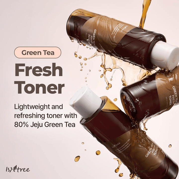 Flere flasker av Isntree Green Tea Fresh Toner er omgitt av sprut av toner. Bildet fremhever den lette og oppfriskende formelen med 80 % grønn te fra Jeju for fuktighet og balansert hud.