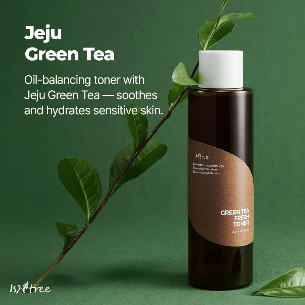 Isntree Green Tea Fresh Toner presentert sammen med grønne teblader fra Jeju. Bildet understreker tonerens innhold av grønn te som hjelper med å fukte, berolige og balansere huden.