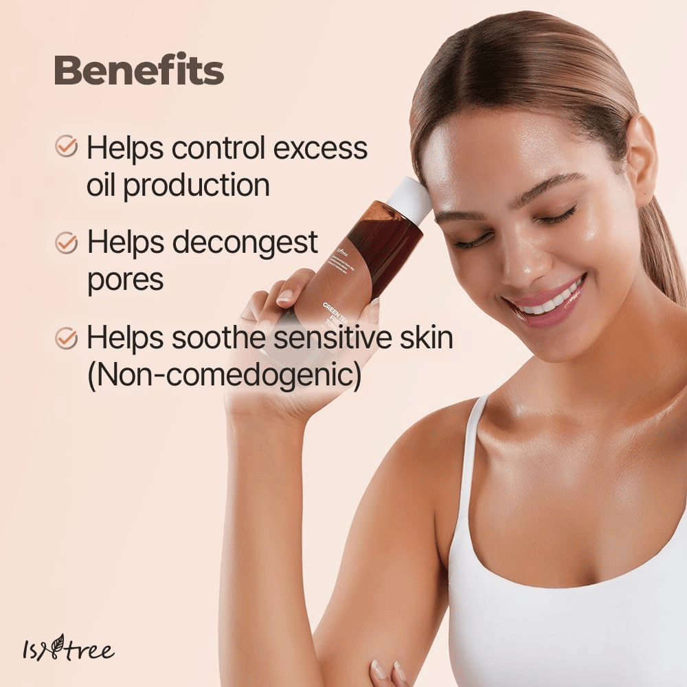 Person holder Isntree Green Tea Fresh Toner mot ansiktet. Bildet fremhever tonerens fordeler som å balansere talgproduksjonen, rense porer og berolige sensitiv hud uten å tette porene.