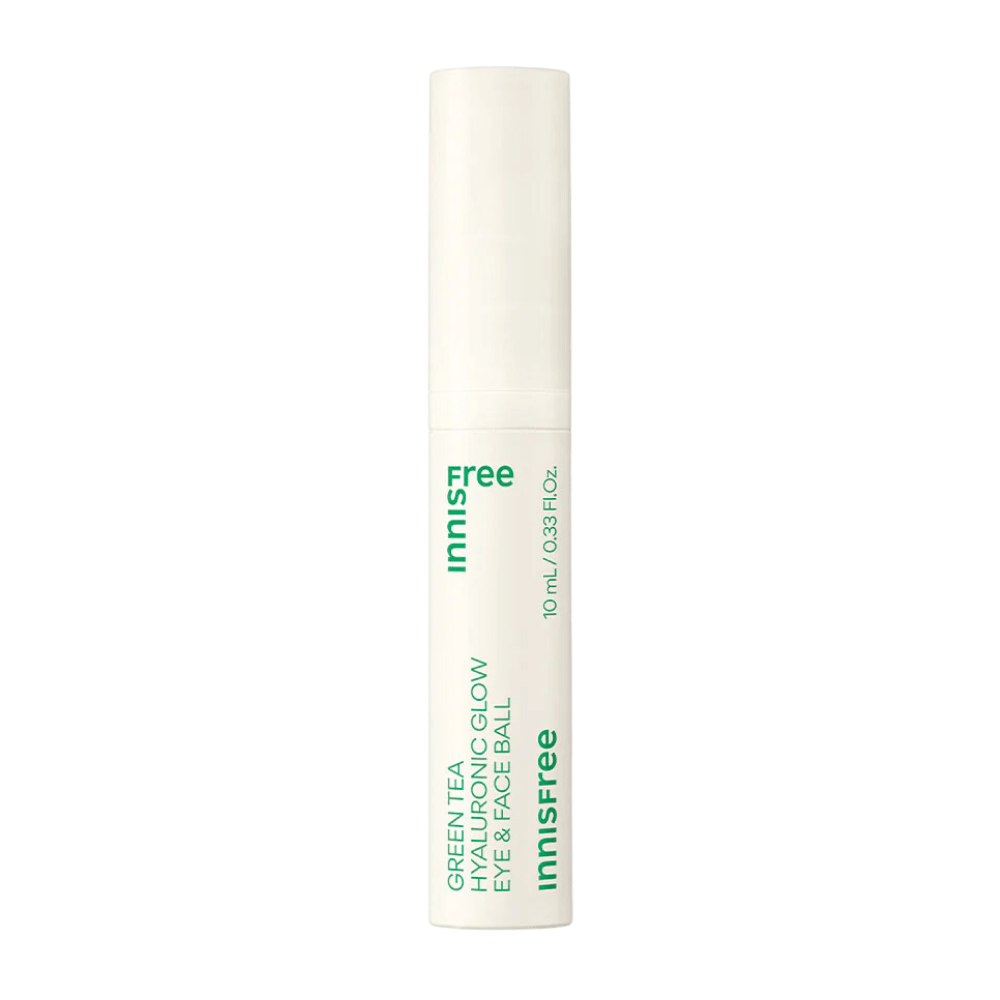 Innisfree Green Tea Hyaluronic Glow Eye & Face Ball presenteres i en hvit flaske med grønn tekst. Produktet har en rund applikasjonsdel og inneholder 10 ml. Designen er enkel og elegant, med fokus på produktet i forgrunnen.