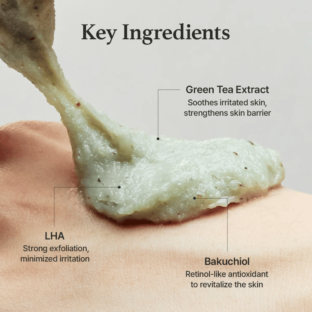Nærbilde av cleanserens tekstur sammen med ingrediensforklaring for grønn te-ekstrakt, LHA og bakuchiol som hjelper med å eksfoliere skånsomt og styrke hudbarrieren.