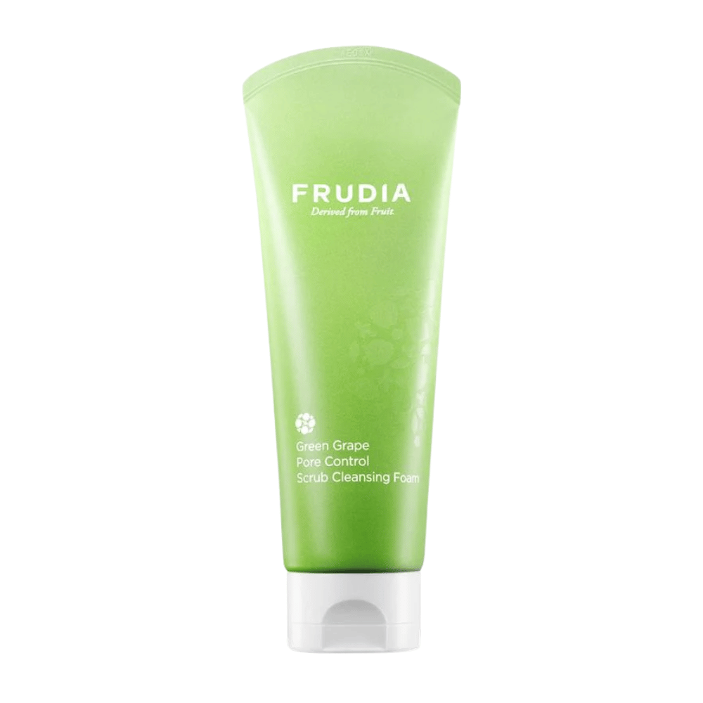 FRUDIA Green Grape Pore Control Scrub Cleansing Foam – porereduserende ansiktsrens med grønt drueekstrakt som eksfolierer skånsomt, renser porer på dypet og balanserer talg for klarere hud.