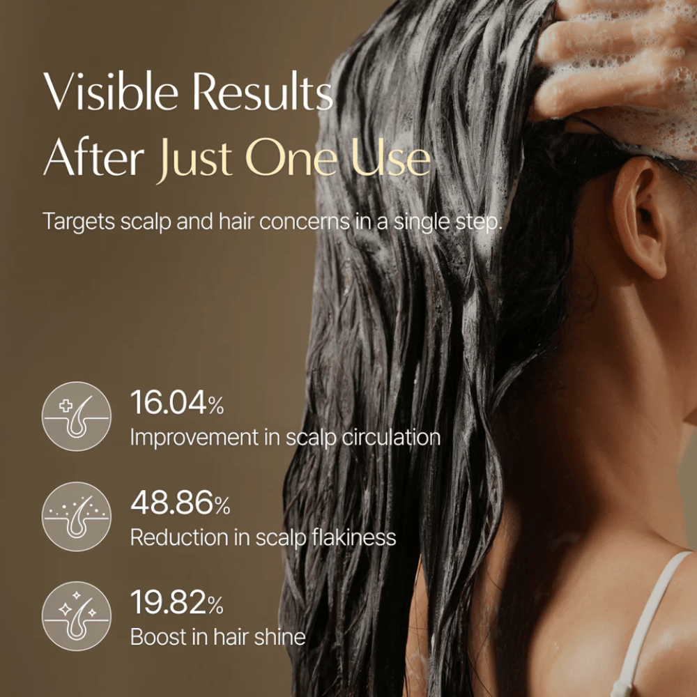 LILYEVE Grow:Turn Exosome 3D Volume Brush Shampoo som masseres inn i hodebunnen med børsteapplikator