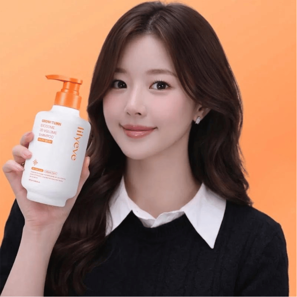 Person holder LILYEVE Grow:Turn Exosome 3D Volume Shampoo for volumgivende hår- og hodebunnspleie